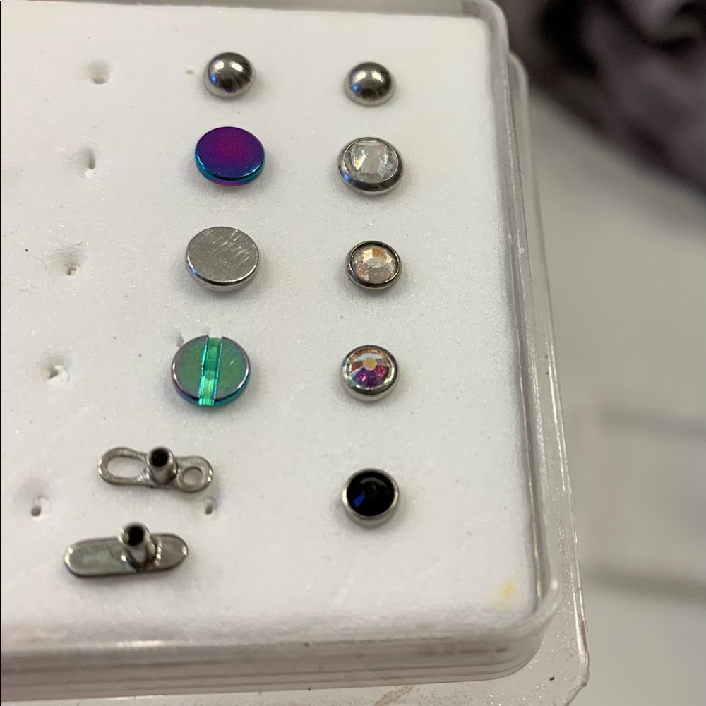 2 dermal anchors & 9 heads / tops